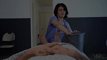 (Chris Damned) чувствует себя лучше, как только медсестра (Daisy Taylor) начинает скакать на его члене - Trans Angels