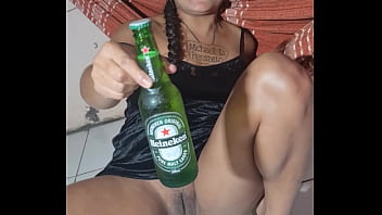 Tigresavip shows that her pussy also opens a bottle