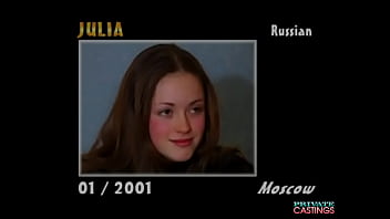 La bella giovane donna Julia prova l'anale nel casting privato