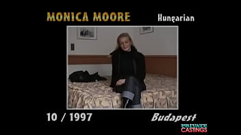 セクシーなブロンドのモニカ・ムーアがプライベート・キャスティングのソファを訪問