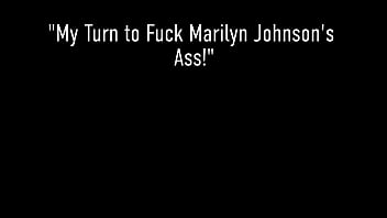 Marilyn Johnson mit kleinen Brüsten bekommt ihr klaffendes Arschloch mit Sperma gefüllt!