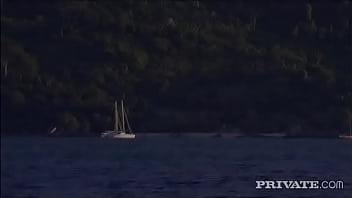 Olivia está a bordo de un gran velero y tiene sexo anal por primera vez