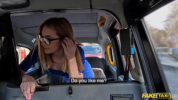 Fake Taxi молодая женщина в очках с толстой оправой трахается с таксистом, у которого огромный член с обхватом