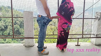 ¡XXX bengalí caliente bhabhi increíble sexo al aire libre en sari rosa con ladrón inteligente! XXX hindi serie web sexo último episodio 2022