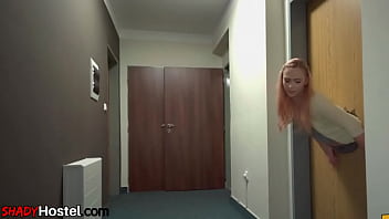 3some smalltits junge Frau im Hostelzimmer nach dem Kehlenfick gefickt