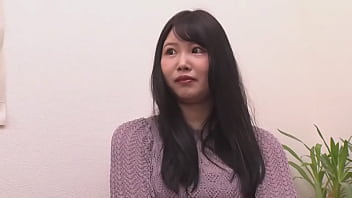La jeune beauté japonaise aime emmener un mec dans la salle de bain pour un bain moussant et du sexe