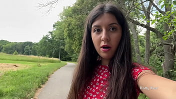 Девушка 18 лет гуляет без трусиков и писает в кусты в парке