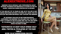 Hotkinkyjo em vestido dourado sexy com punho anal e prolapso na mesa do bar
