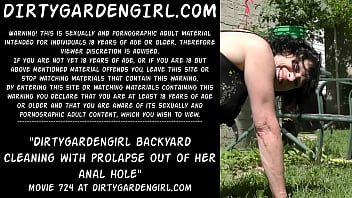 Dirtygardengirl nettoie le jardin avec un prolapsus hors de son trou anal