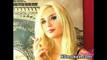 Успокаивающая курящая девушка, XXX макияж