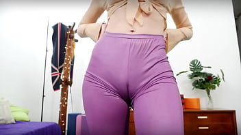 Bubble Butt Skinny Bendy Babe dans des leggings et des bottes en latex serrés!