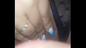 Amigo fez minha esposa gozar socando os dedo nela.