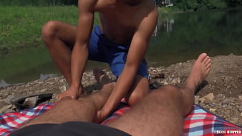 Twink Guy oferece uma massagem a um cara que acabou de conhecer em troca de algum dinheiro - BigStr
