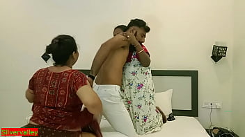Индийская бенгальская домохозяйка и ее горячий секс втроем в любительском видео! С грязным звуком