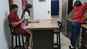 Meine ungezogene Nichte isst gerne auf den Beinen des perversen Typen vor seiner Frau