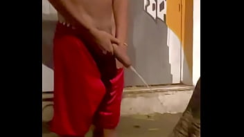 SPION - Junge mit großem Schwanz pinkelt in der Öffentlichkeit - bit.ly/VIDEOSMARRETA