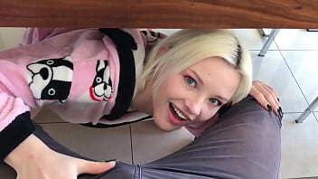 DOEGIRLS - (Cherry Kiss) - Blondine beim Sexting mit ihrem Freund bringt sie zum Masturbieren und Abspritzen