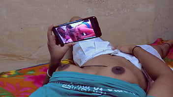 La demi-soeur spéciale de Rakhi s'est fait baiser en regardant des vidéos porno seules