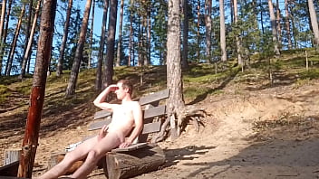 Сексуальный парень загарает и мастурбирует на скамейке у озера