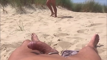 Mettersi in mostra sulla spiaggia mentre le persone passano, masturbandosi e sborrando (Full on RED)