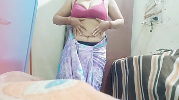 Sangeeta está caliente y quiere tener sexo con una charla sucia en telugu