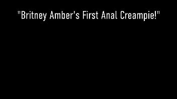 Грудастую крошку с отшпиленной жопой Britney Amber трахают в ее тугое очко!