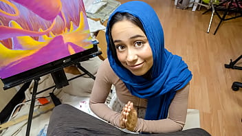 La belle-mère musulmane garde son hijab pendant qu'elle baise son demi-frère - Dania Vega