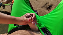 Рискованная дрочка на открытом воздухе от молодой сводной сестры на общественном пляже. Почти пойман полицией