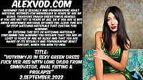 Hotkinkyjo im sexy grünen Kleid fickt ihren Arsch mit langem Dildo von Sinnovator, Analfisting & Prolaps