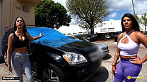 Roadside - Zoey Reyes et Ariel Pure Trio sortent des réparations de voitures coûteuses