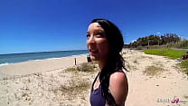 Jeune femme maigre Tania Pickup pour le premier sodomie à la plage publique par un vieil homme