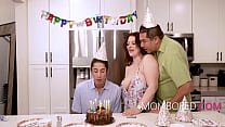 MILF follada por su hijastro en su cumpleaños frente a su esposo - Emmy Demur