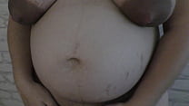 Извращенный пасынок трогает ее беременную мачеху, большие кормящие сиськи и большой беременный живот, пока оба дома одни! - Млечный Мари