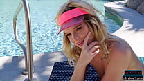 La joven modelo rubia de culo redondo perfecto Kylie Belle se pone con Playboy