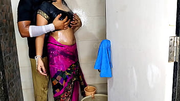 Komal curte banho com o marido