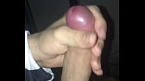 Jeune garçon avec une belle bite se masturbe