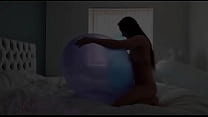 Симпатичная молодая женщина трется и трется своей мокрой киской о массивные воздушные шары