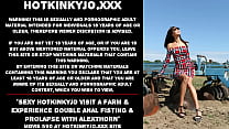 セクシーな Hotkinkyjo が農場を訪れ、AlexThorn とダブル アナル フィスティングと脱出を体験