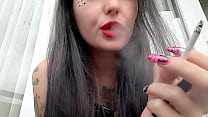 Курящий фетиш от госпожи Ники. Госпожа сексуально курит и пускает дым тебе в лицо.