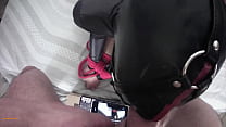 Video POV de Laura atada de rodillas con tacones altos y pantimedias de rejilla, follada en su boca con una enorme corrida