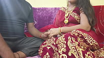La belle-sœur, vêtue d'un cool Ghagra choli, le jour de sa lune de miel, devant son mari, s'est bien frotté la chatte avec son beau-frère.