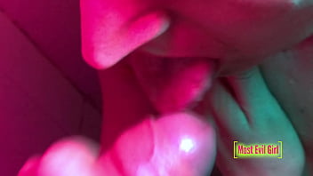 Ein Blowjob mit Pisse und Abspritzen auf die Titten in der Dusche - Vollständiges Video