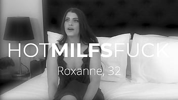 Hot Milfs Fuck - La jeune maman Roxanne baisée pour la première fois devant la caméra!