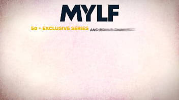 Mylf - Une déesse plantureuse ne portant rien d'autre qu'un tablier Crystal Rush satisfait son beau-fils en chaleur dans la cuisine
