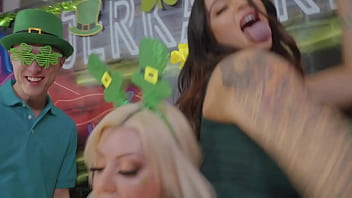 JERKAOKE - Orgía épica de reality show con la hermosa Gianna Dior y Karma Rx de Big Boob Big Ass