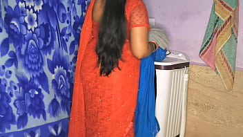 La calda matrigna indiana è stata scopata mentre lavava i vestiti con l'audio Clear Hindi