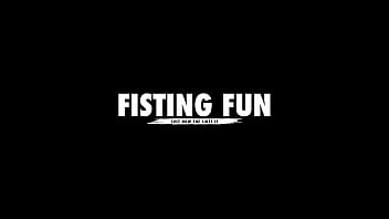 Iniciación divertida con el puño, Avery Jane y Stacy Bloom, Fisting anal, Fisting profundo, Fisting vaginal, ButtRose, Orgasmo real FF008