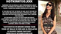 Hotkinkyjo en robe marron prend des tonnes de couilles dans le cul et prolapsus dans une usine de papier en ruine