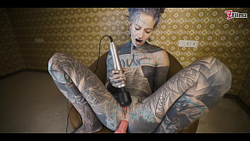 mujer joven tatuada probando FUCK MACHINE con su ANAL - gapes, orgasmo, anal (goth, punk, alt porn) ZF059