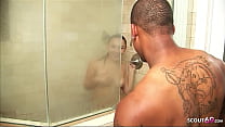 La linda joven Khloe Kush seduce al sexo interracial en la ducha con una gran polla